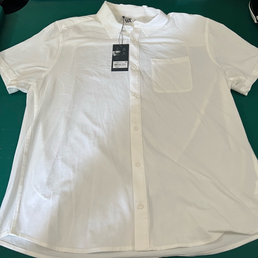 Men's White Short-Sleeve Casual Button-Down Shirt with Chest Pocket